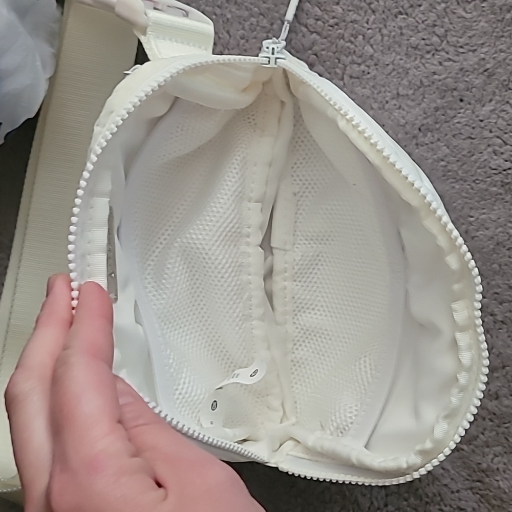 Lululemon Everywhere Belt Bag - White Opal - Excellent condition - Picture 7 of 7